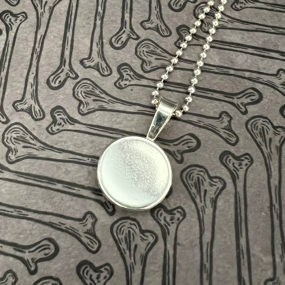 Beetlejuice Sandworm Glow in the dark pendant in sterling silver (nickel free) - Picture 5 of 5